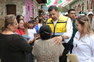 Alejandro Armenta recorrió carreteras afectadas por fenómenos naturales en la Sierra Norte