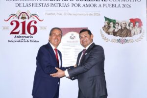 Colocan Alejandro Armenta y Pepe Chedraui Bando Solemne de las Fiestas Patrias 2026 en el Palacio Municipal