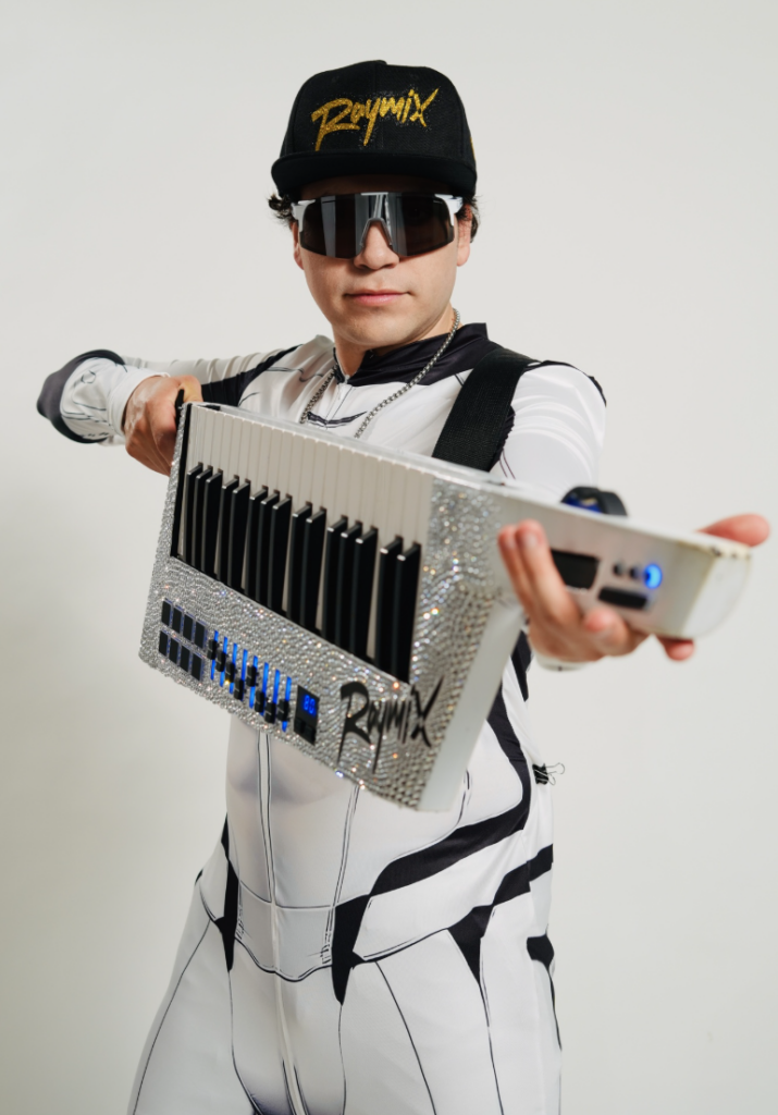 Raymix celebra diez años de evolución con ‘X’ su nuevo álbum
