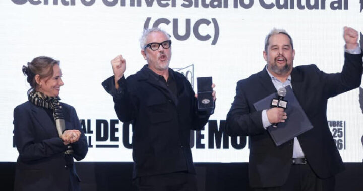 Alfonso Cuarón recibe la medalla Filmoteca UNAM entre aplausos y un Goya; “es mi primer reconocimiento de la universidad”, dice