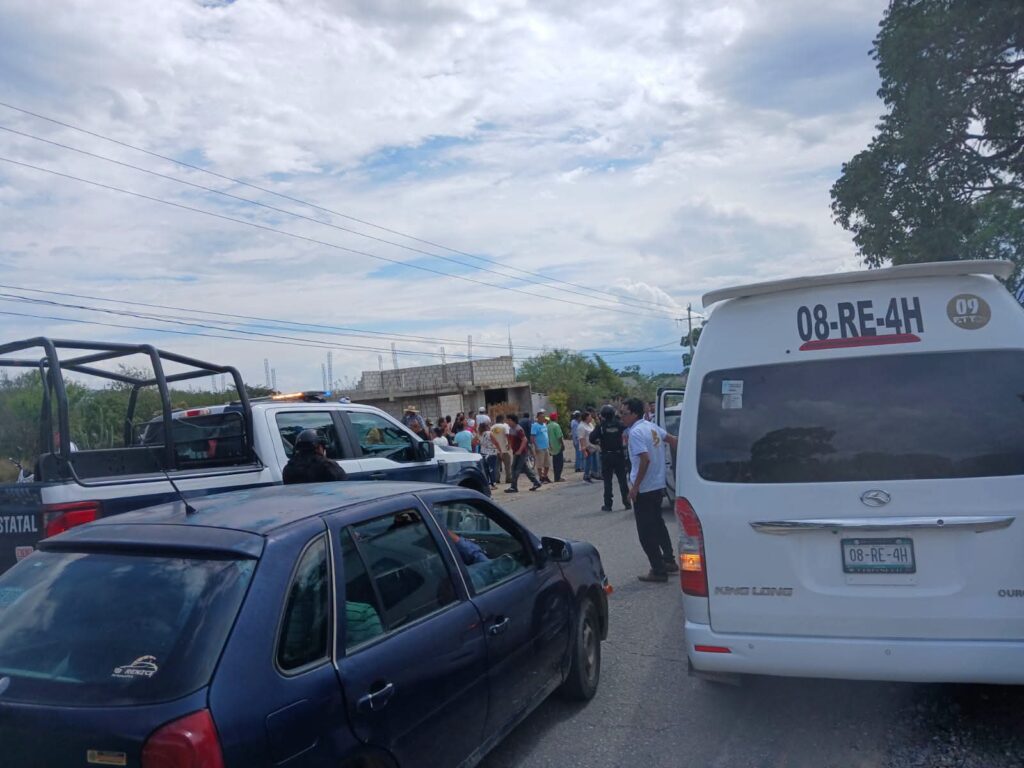 Vecinos bloquean carretera en Coxcatlán porque su alcalde ¡los dejó sin patrullas!
