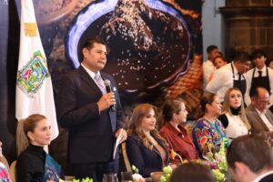 Puebla, referente turístico y gastronómico nacional, subrayó Armenta durante la comida de homenaje al mole poblano