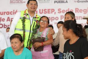 Armenta otorgó 22 cheques por 6.9 millones de pesos para proyectos definidos en las comunidades mixtecas